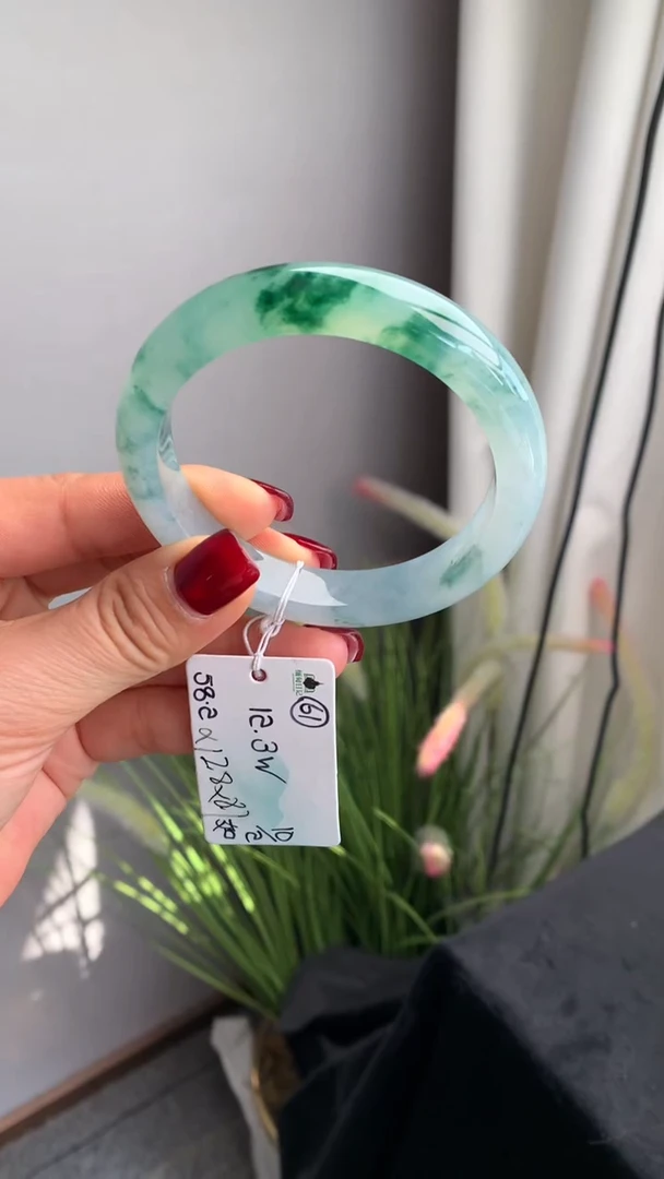 【闪购商品】翡翠手镯未镶嵌 #情人节#送礼，下单联系客服核对地址~