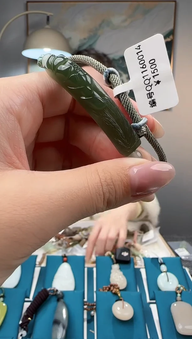 颈饰未镶嵌和田玉吊坠