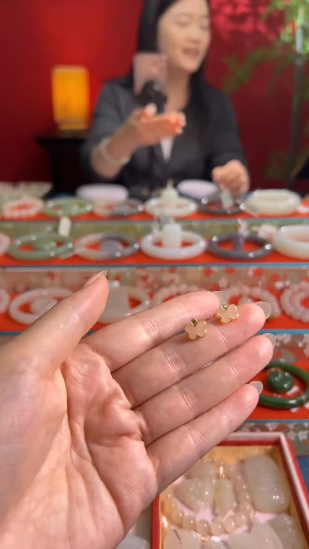 银S925镀金镶嵌和田玉耳钉藕粉蝴蝶耳钉