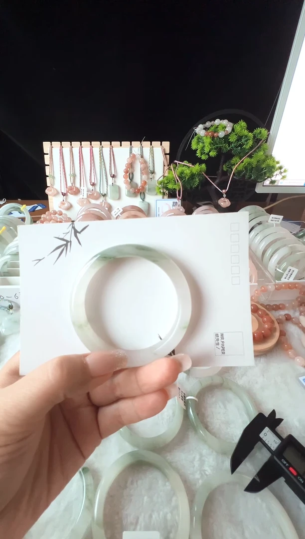 未镶嵌手镯石英质玉（天山翠）56+