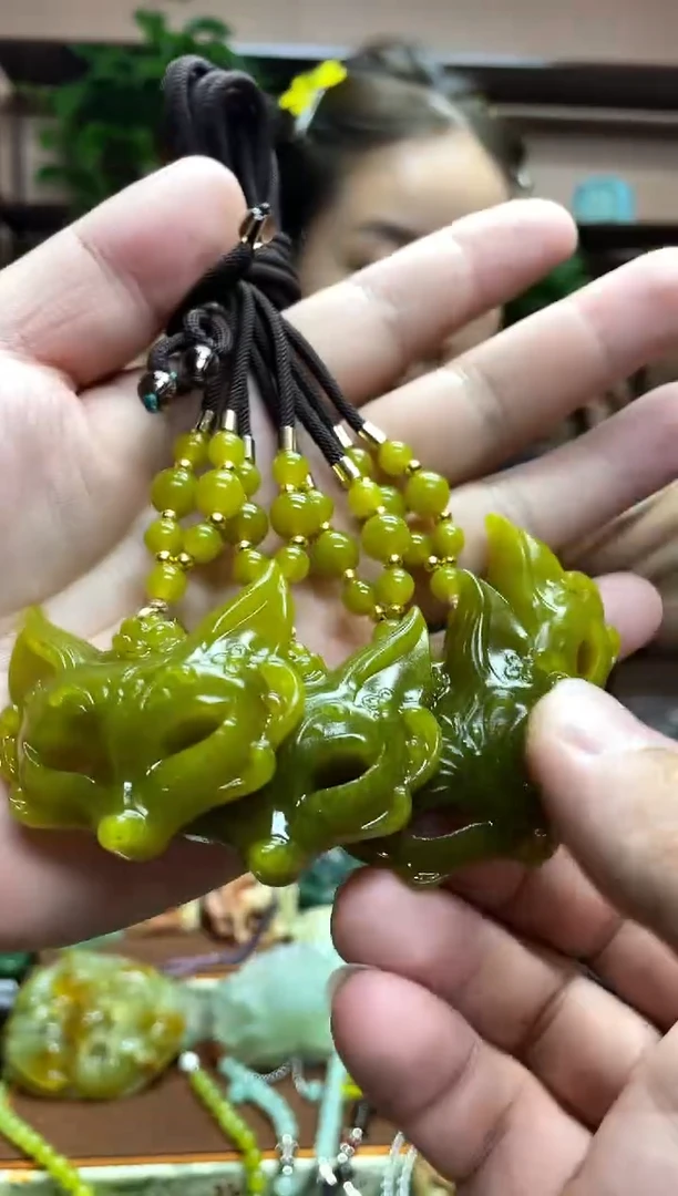 未镶嵌岫玉吊坠多样性发货发其中之一