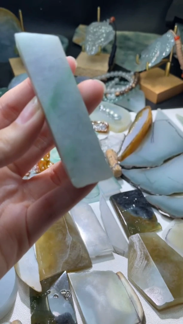 翡翠未镶嵌胸饰材料