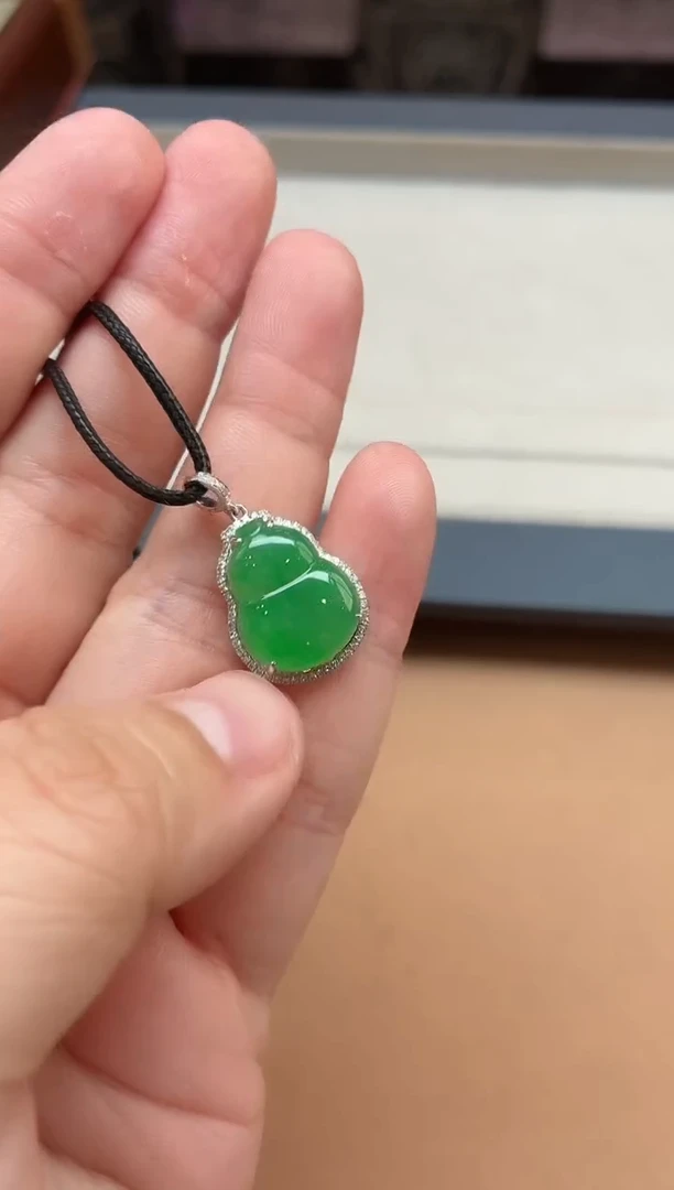 颈饰18K金镶嵌翡翠挂件