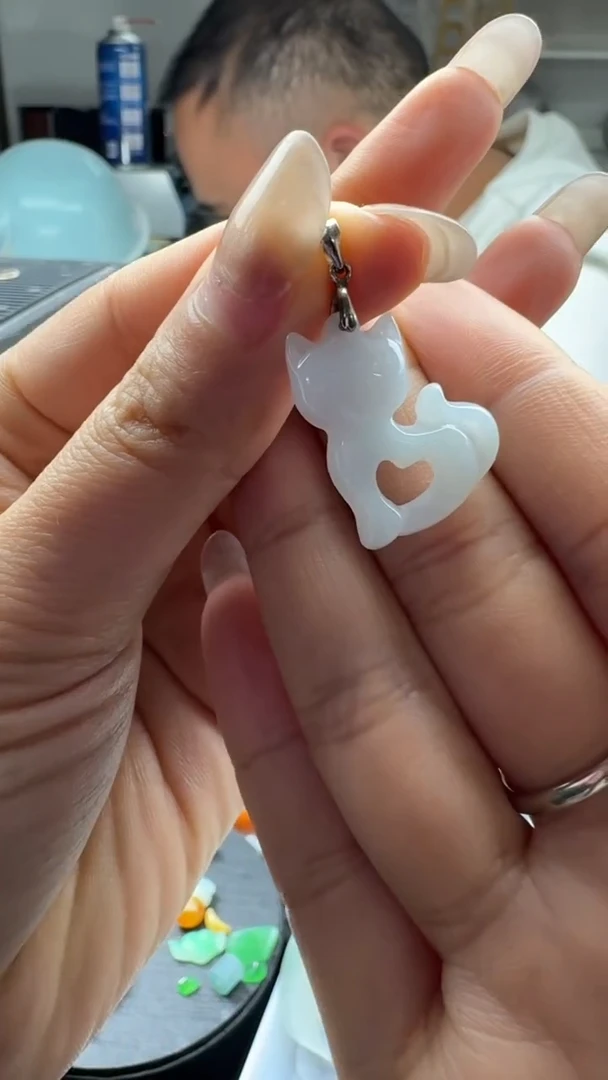 颈饰未镶嵌翡翠白猫吊坠