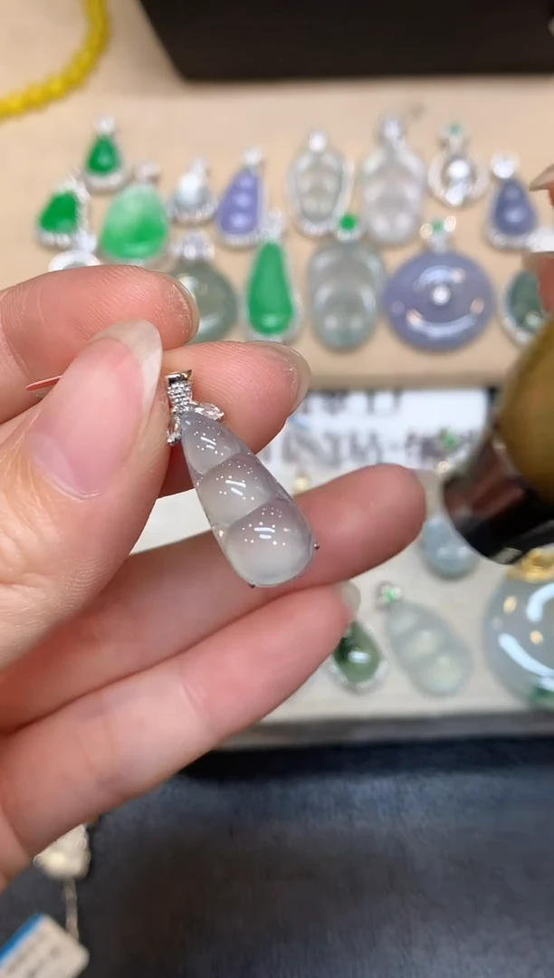 颈饰18K金镶嵌翡翠福豆【无服务费