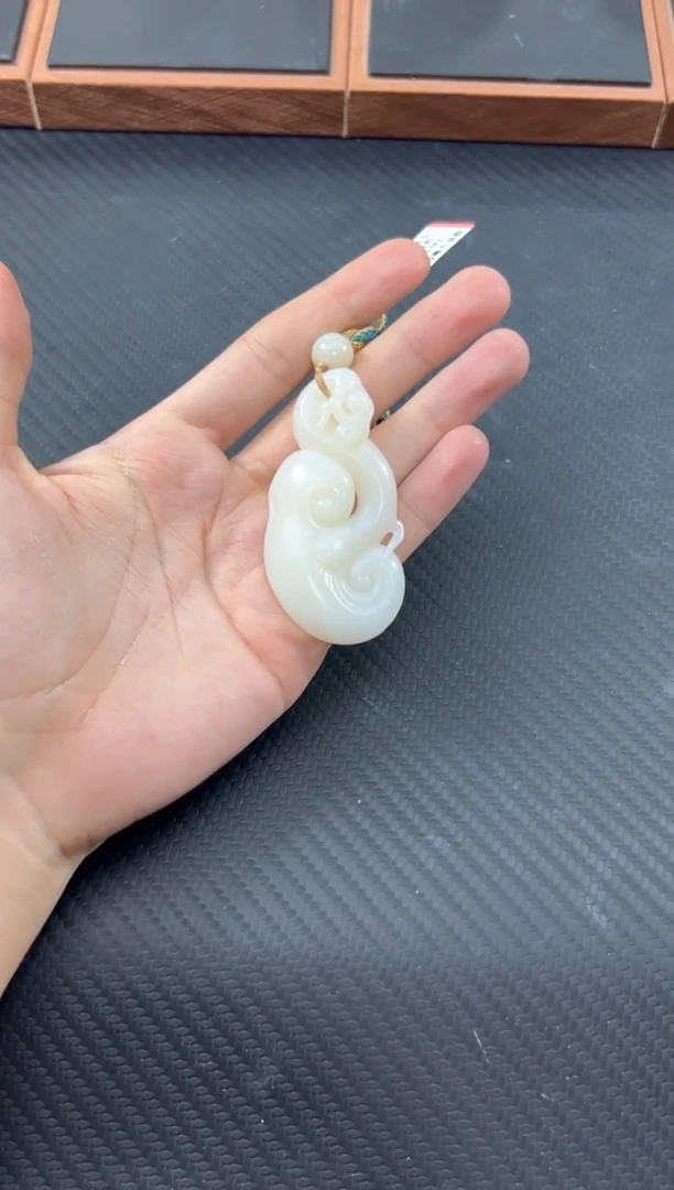 和田玉未镶嵌吊坠(赠链)且末微色差米达吊坠