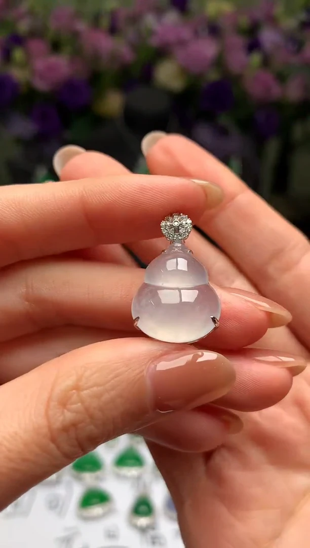 颈饰18K金镶嵌翡翠葫芦