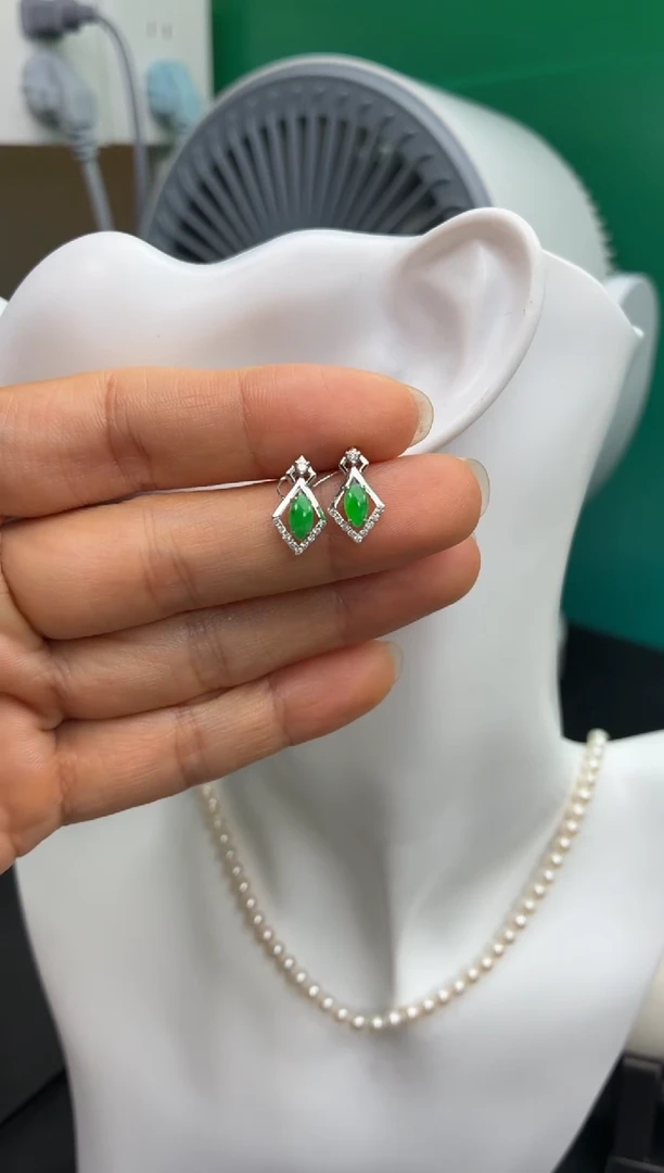 颈饰18K金镶嵌翡翠天然翡翠A货