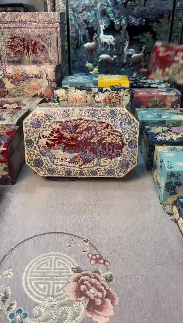 大八边鱼锁绒布底·弘贝雅螺钿漆器文化馆