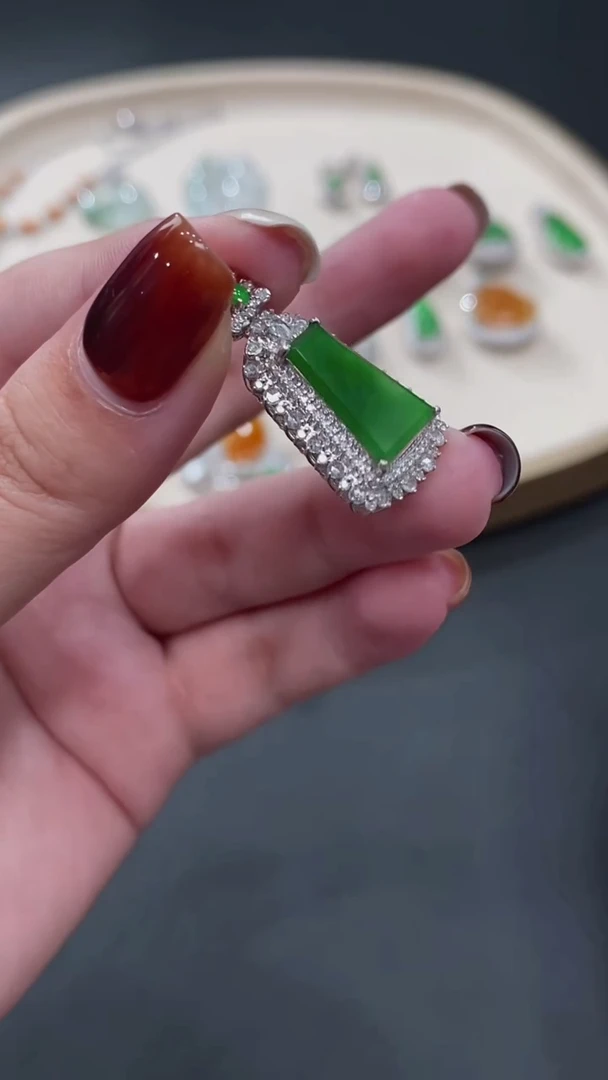 颈饰18K金镶嵌翡翠101吊坠