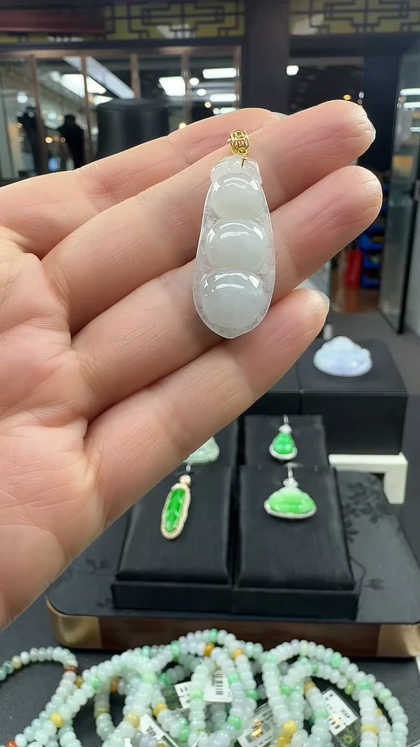 颈饰18K金镶嵌翡翠福豆挂件