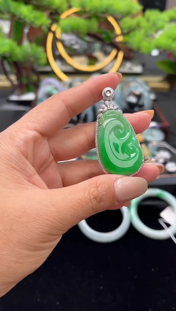颈饰18K金镶嵌翡翠吊坠