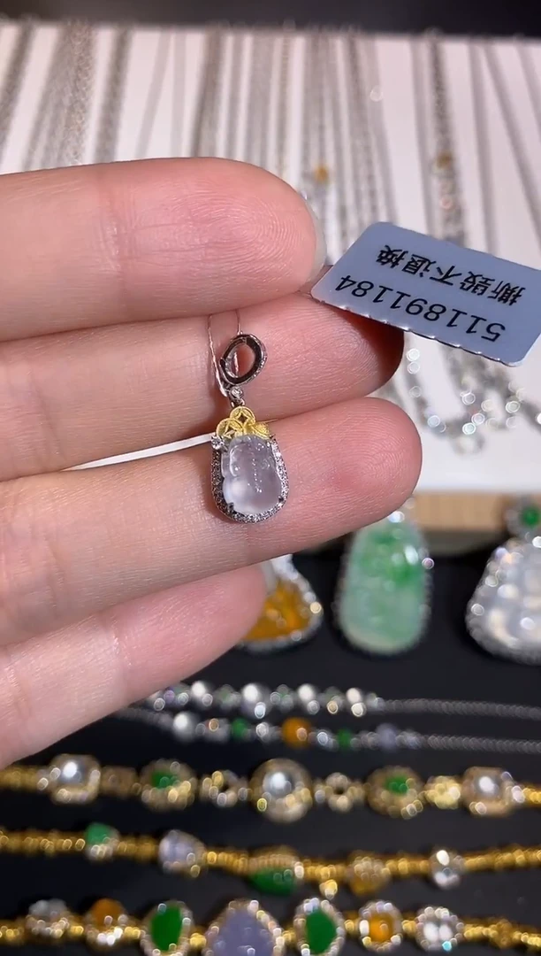 颈饰18K金镶嵌翡翠吊坠