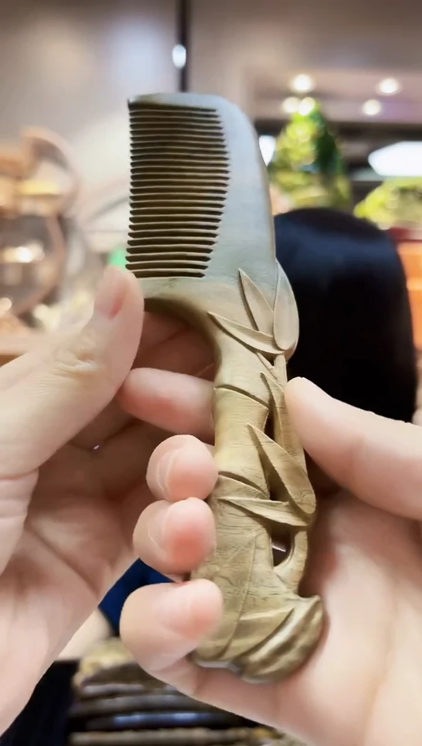维腊木（绿檀）无事牌梳子