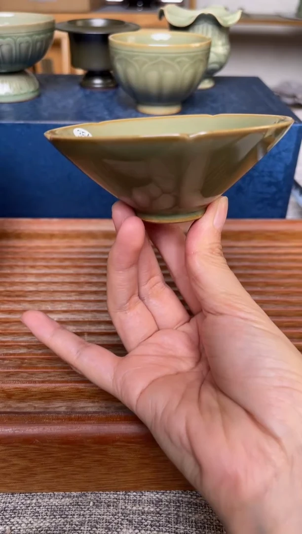 瓷器354纯手工橄榄绿素面薄胎斗笠盏 微瑕