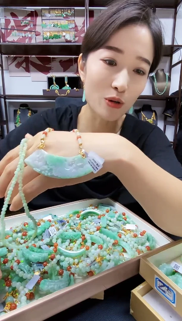 颈饰未镶嵌翡翠吊坠