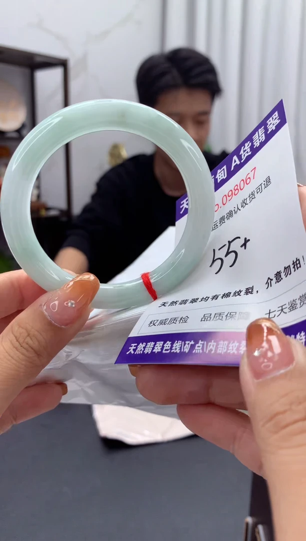 未镶嵌手镯翡翠有纹，完美者勿拍