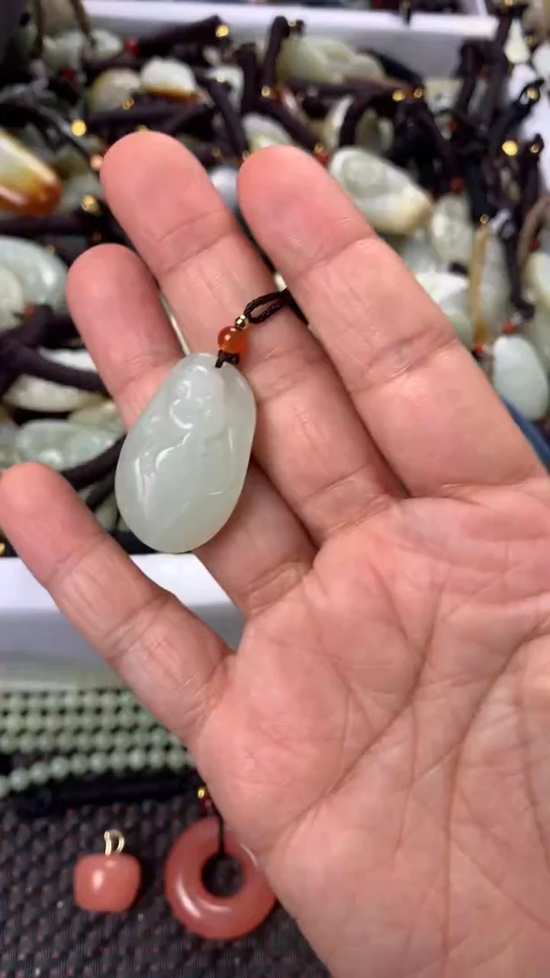 【闪购商品】和田玉颈饰未镶嵌多样性发货没有证书.拍一发一，有瑕