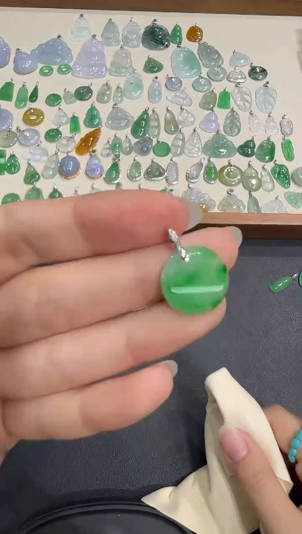 颈饰18K金镶嵌翡翠X0925-1501-178