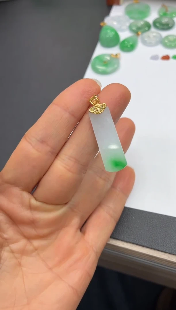 颈饰18K金镶嵌翡翠天然翡翠A货