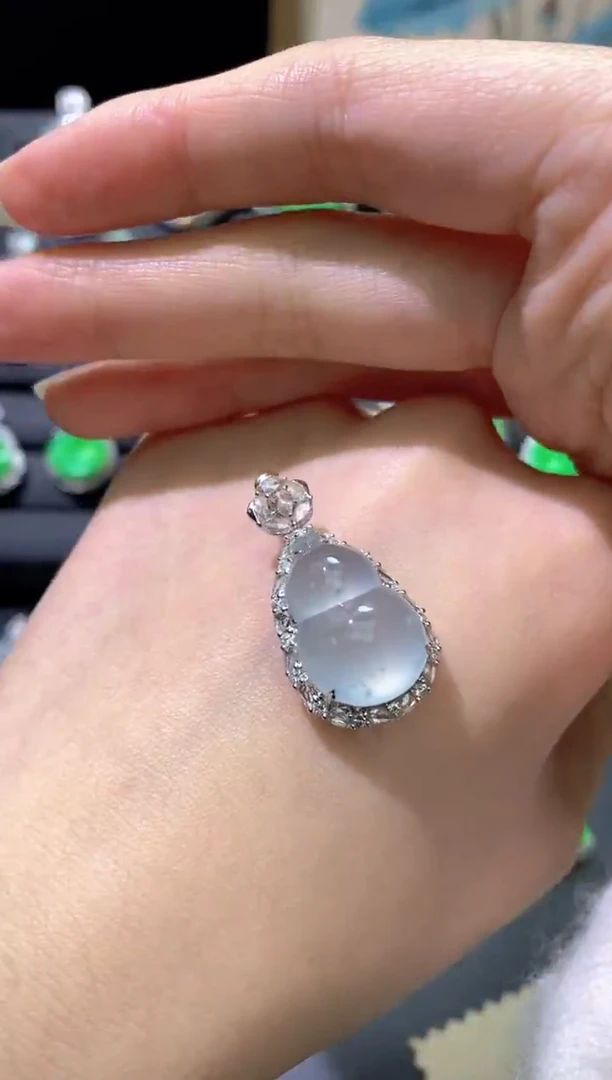 颈饰18K金镶嵌翡翠葫芦