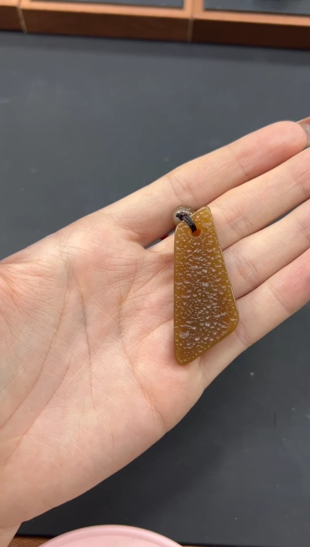 【闪购商品】和田玉吊坠(赠链)未镶嵌且末金山微色差吊坠