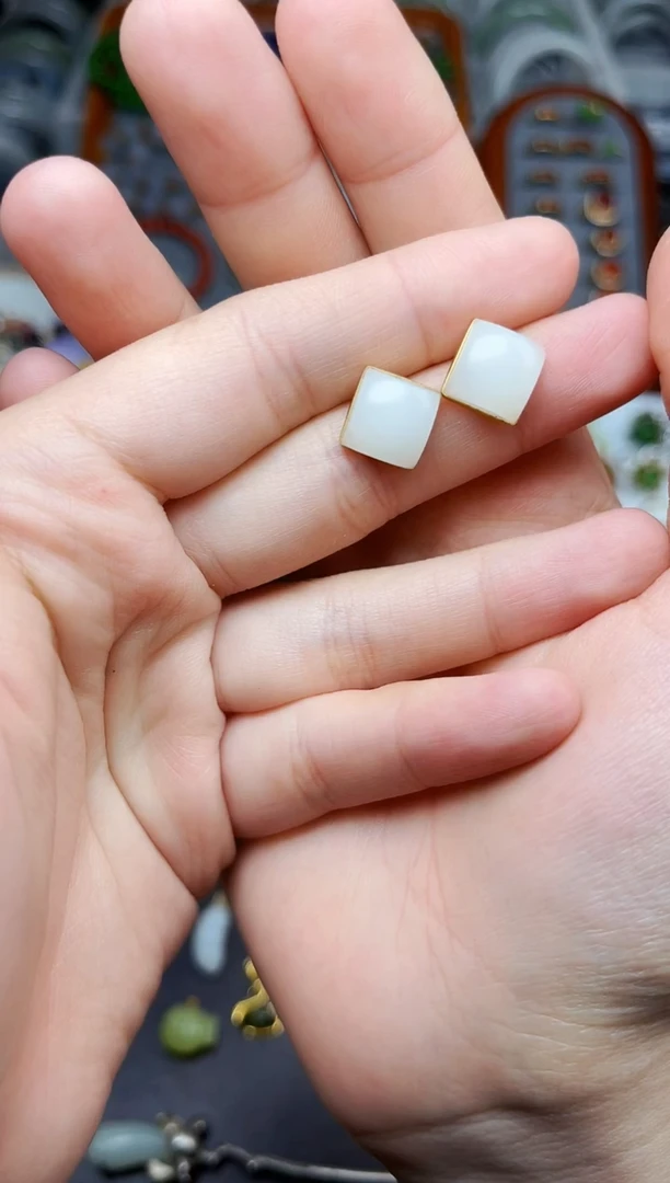 18K金镶嵌和田玉耳饰耳钉 06