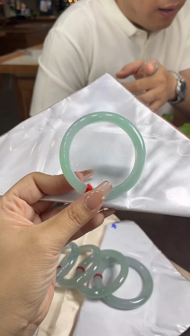 翡翠手镯未镶嵌冰晴果绿正圈8