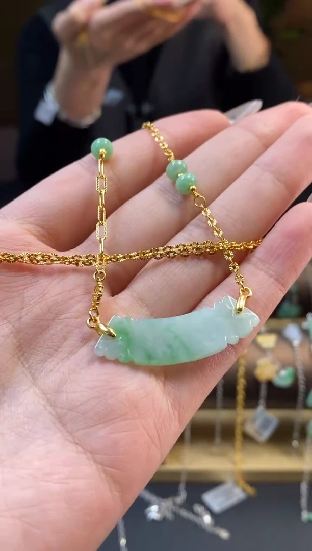 颈饰银S925镶嵌翡翠净货13000