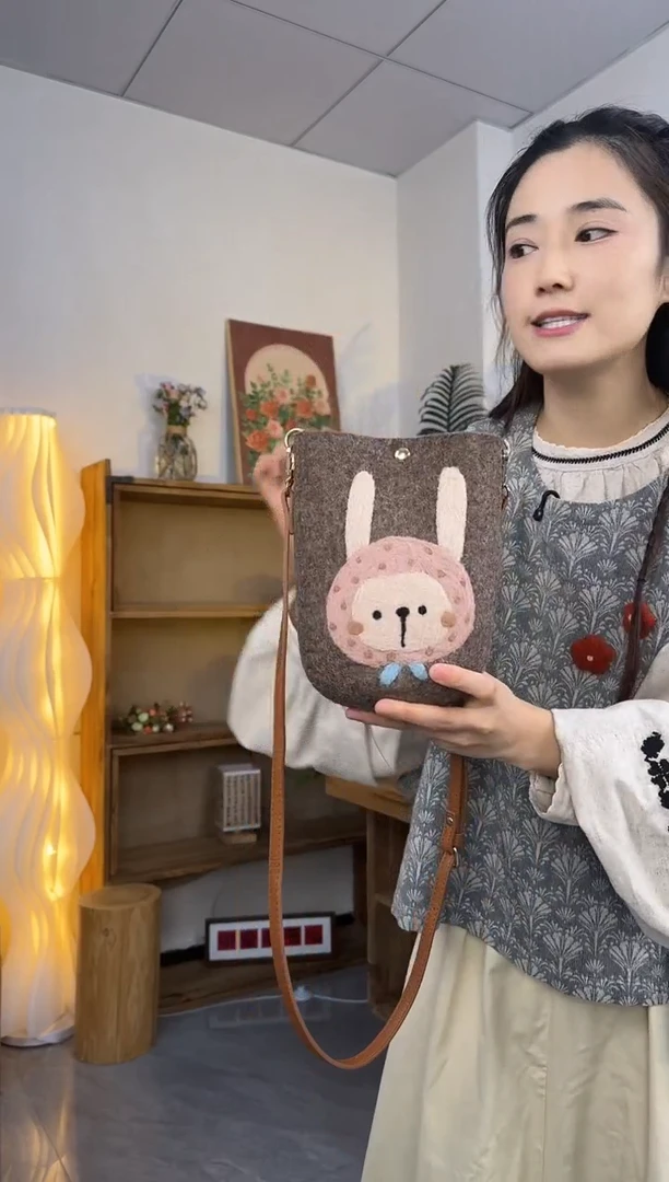 羊毛非遗纯手工包  手机包兔子