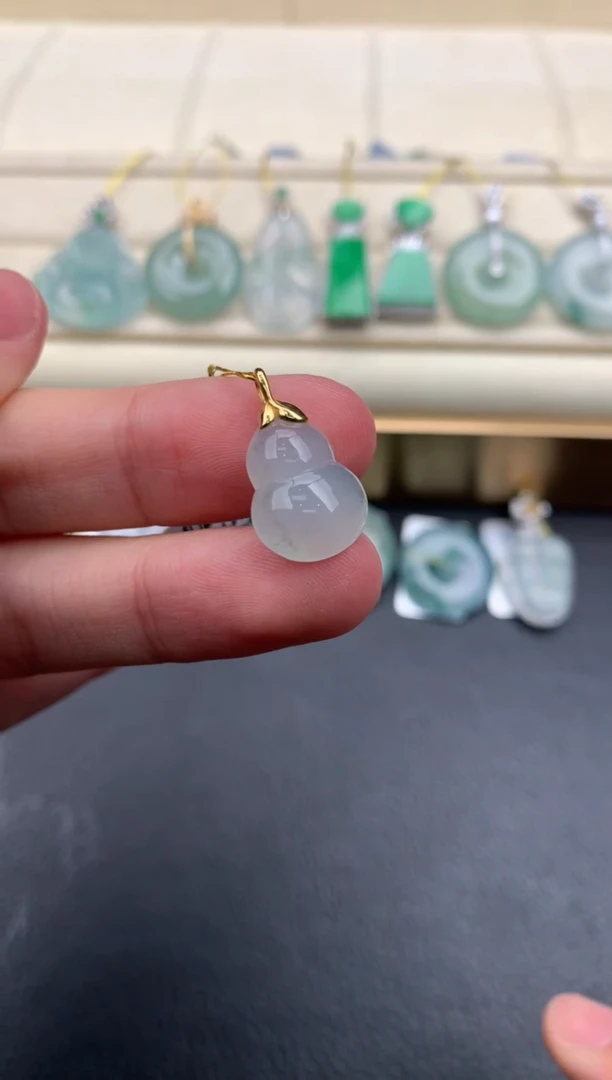 翡翠18K金镶嵌颈饰F1