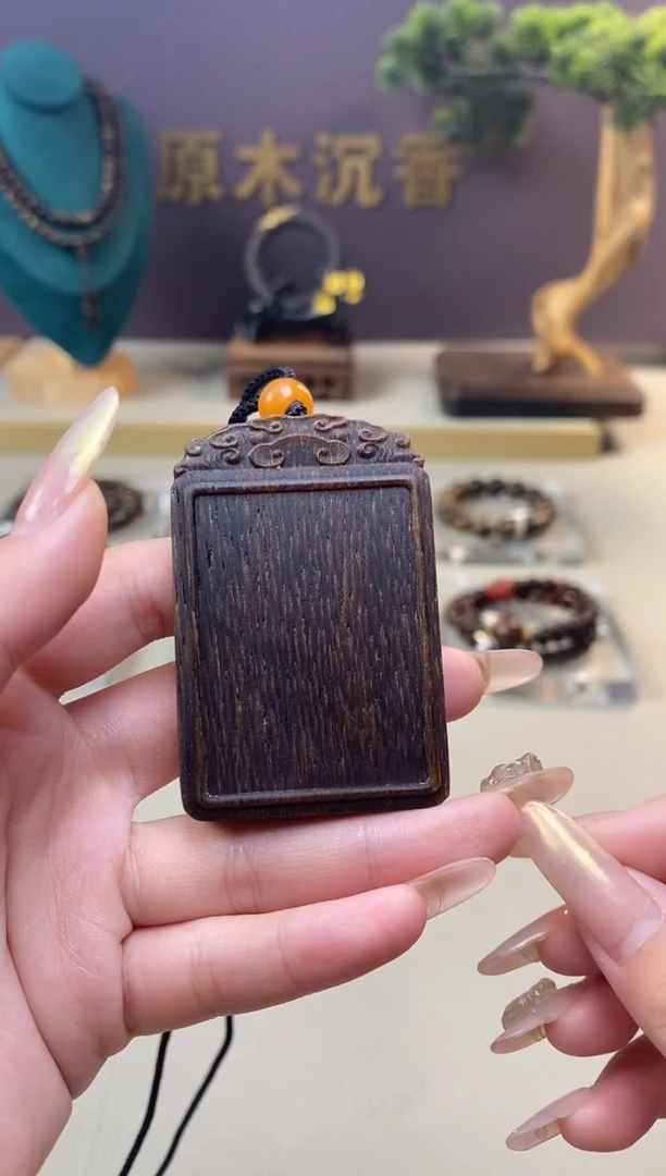 【闪购商品】沉香木手串Z芽庄黄棋糖芯手雕无事牌