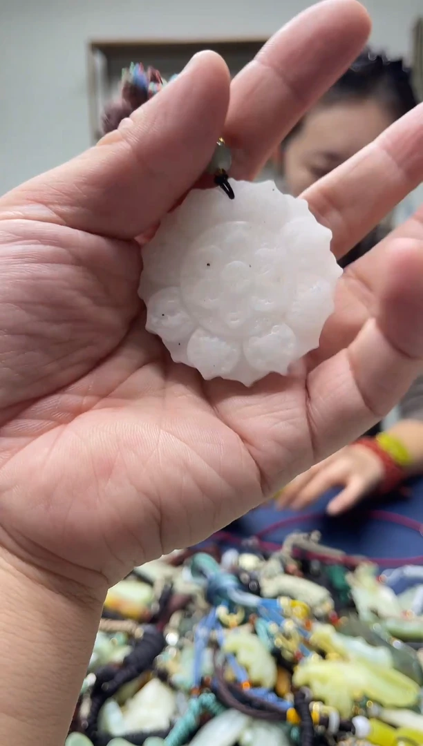 未镶嵌岫玉颈饰·