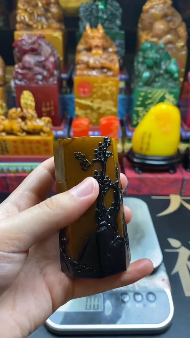 寿山石印石乌鸦皮田黄八角章