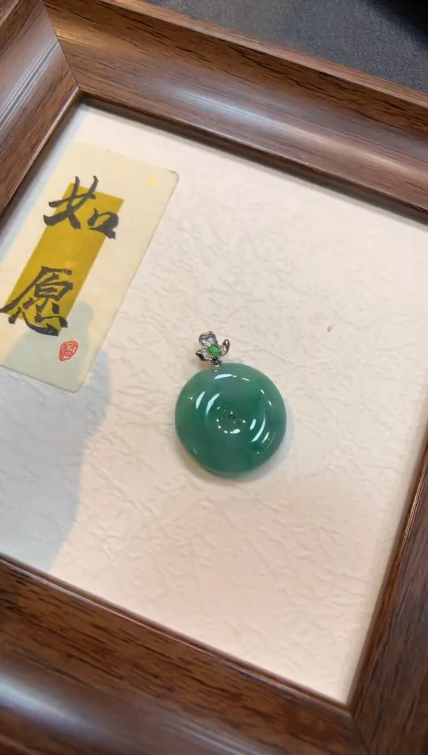 颈饰18K金镶嵌翡翠平安扣
