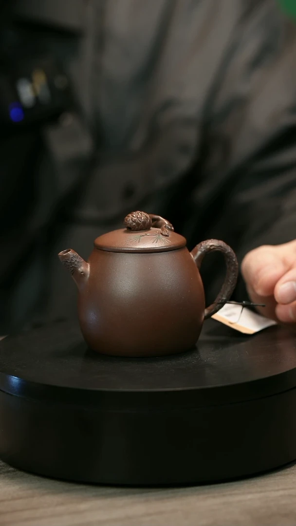 茶壶紫砂不***森H2366赵信军底槽青堆绘松果