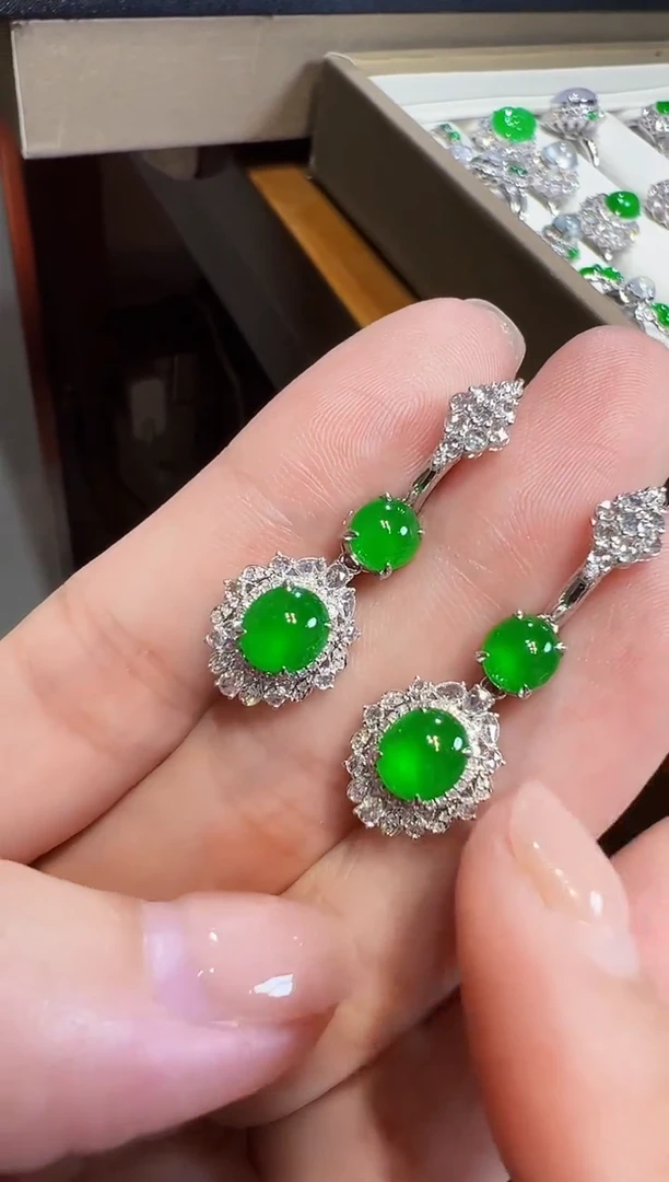 18K金镶嵌翡翠耳饰蛋面