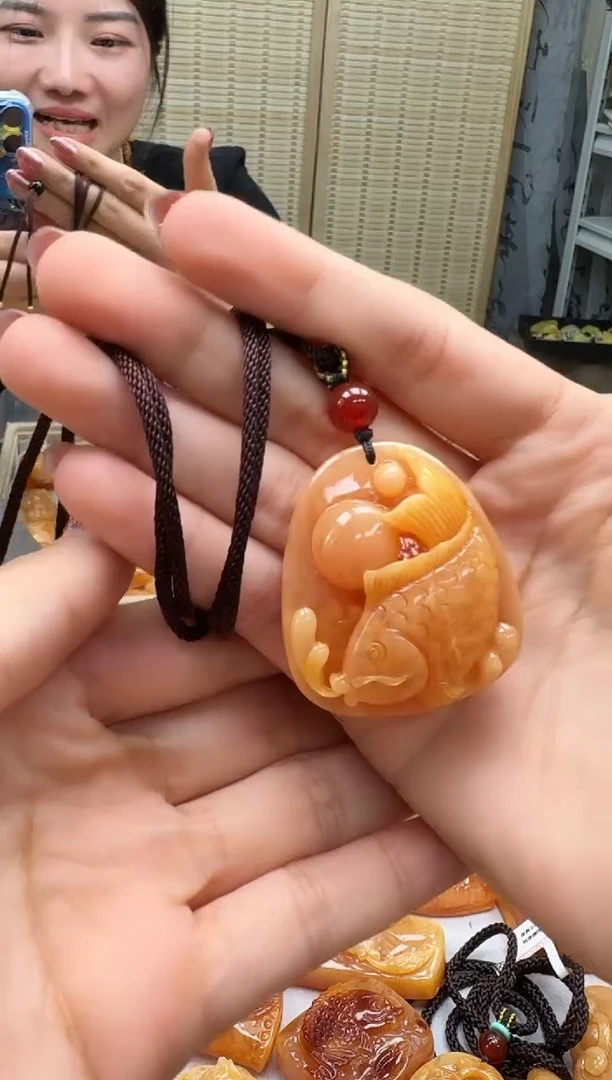 未镶嵌颈饰琥珀如图