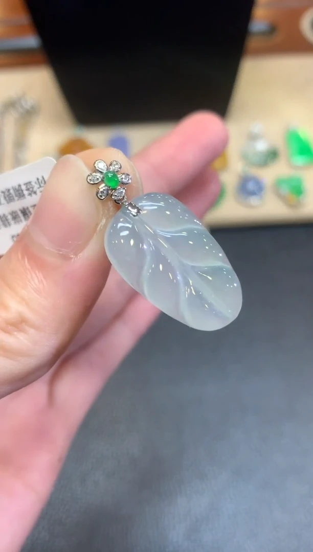 翡翠18K金镶嵌颈饰叶子【无服务费】