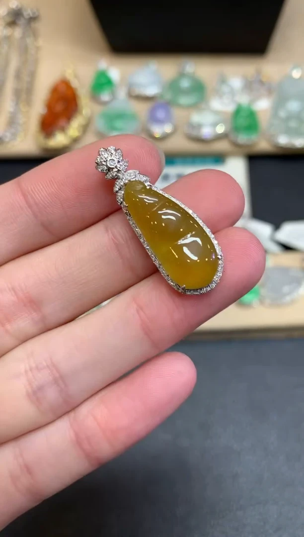 【闪购商品】翡翠颈饰18K金镶嵌福豆【无服务费】