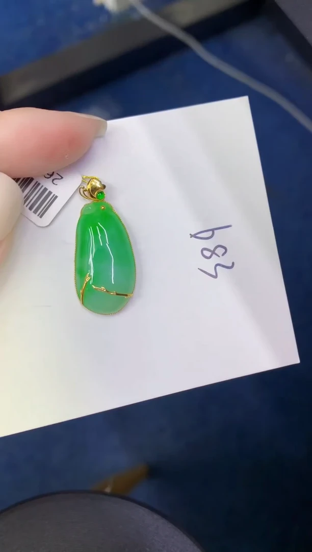 颈饰18K金镶嵌翡翠缅甸天然翡翠A货