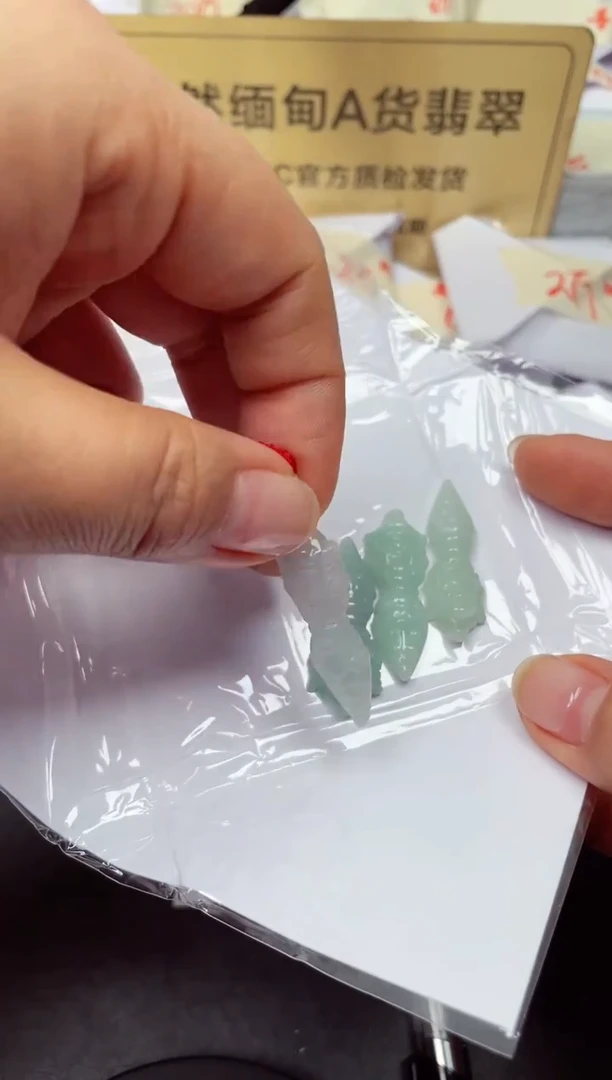 颈饰未镶嵌翡翠天然缅甸翡翠A货（多样性发一）