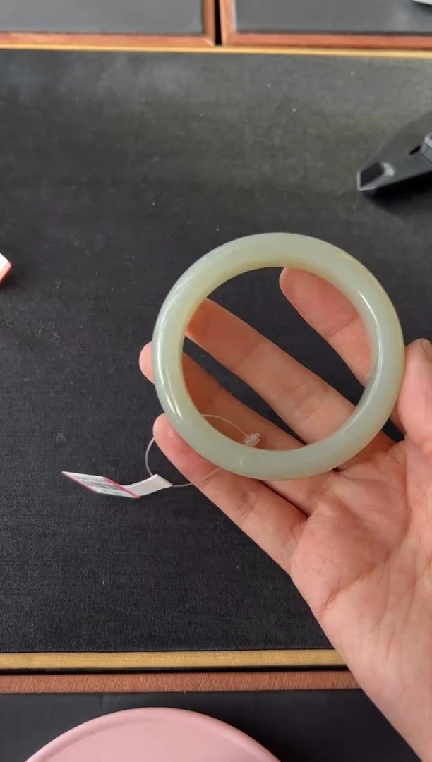 【闪购商品】和田玉手镯未镶嵌且末微色差近矿56