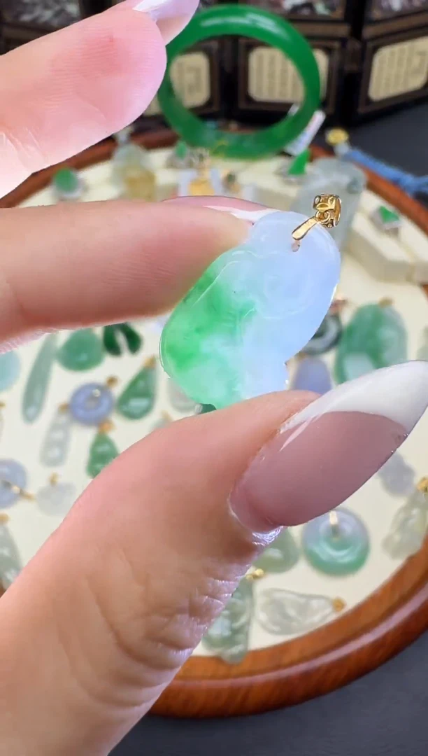 吊坠(赠链)18K金镶嵌翡翠428