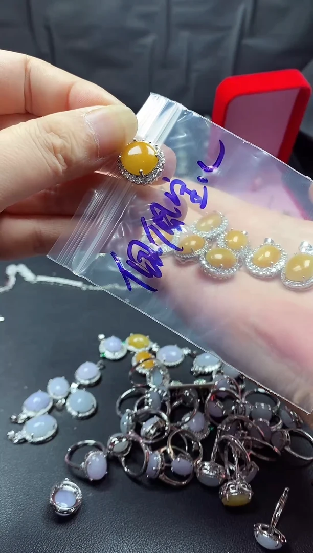 未镶嵌戒指翡翠佩**儿翡翠吊坠