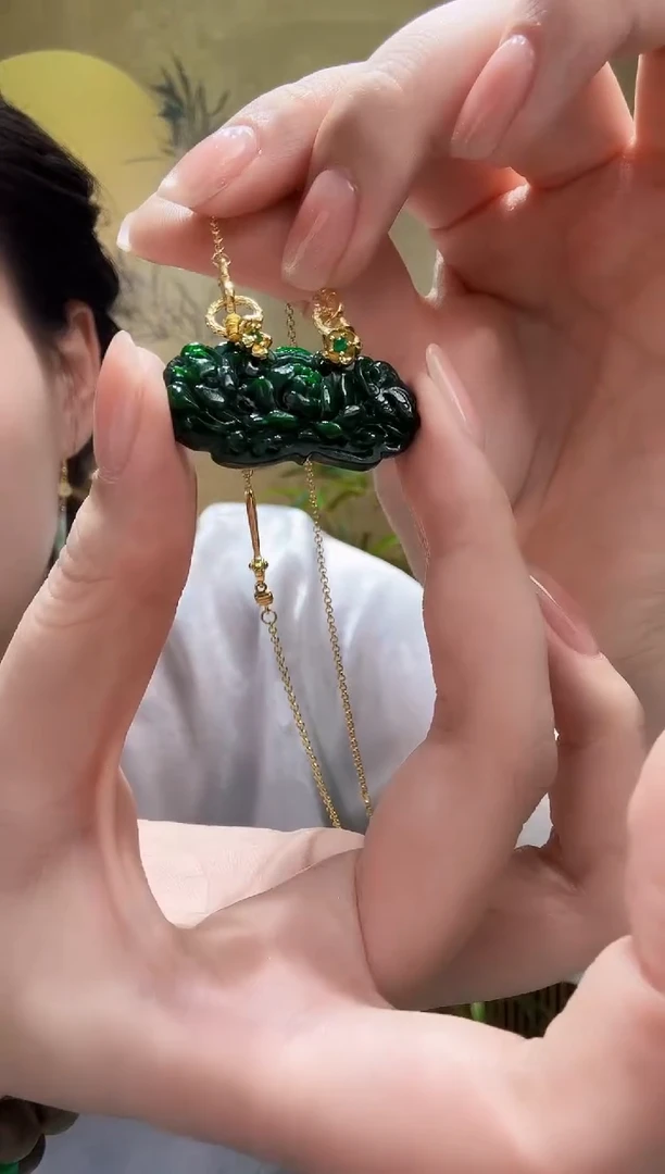颈饰未镶嵌翡翠吊坠