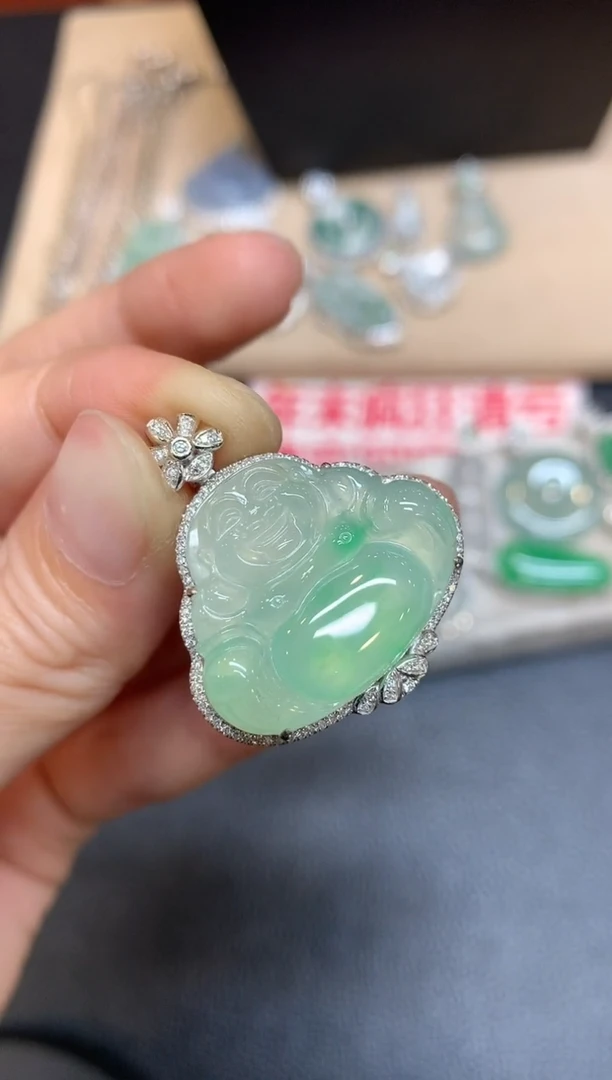 【闪购商品】翡翠颈饰18K金镶嵌佛公【无服务费