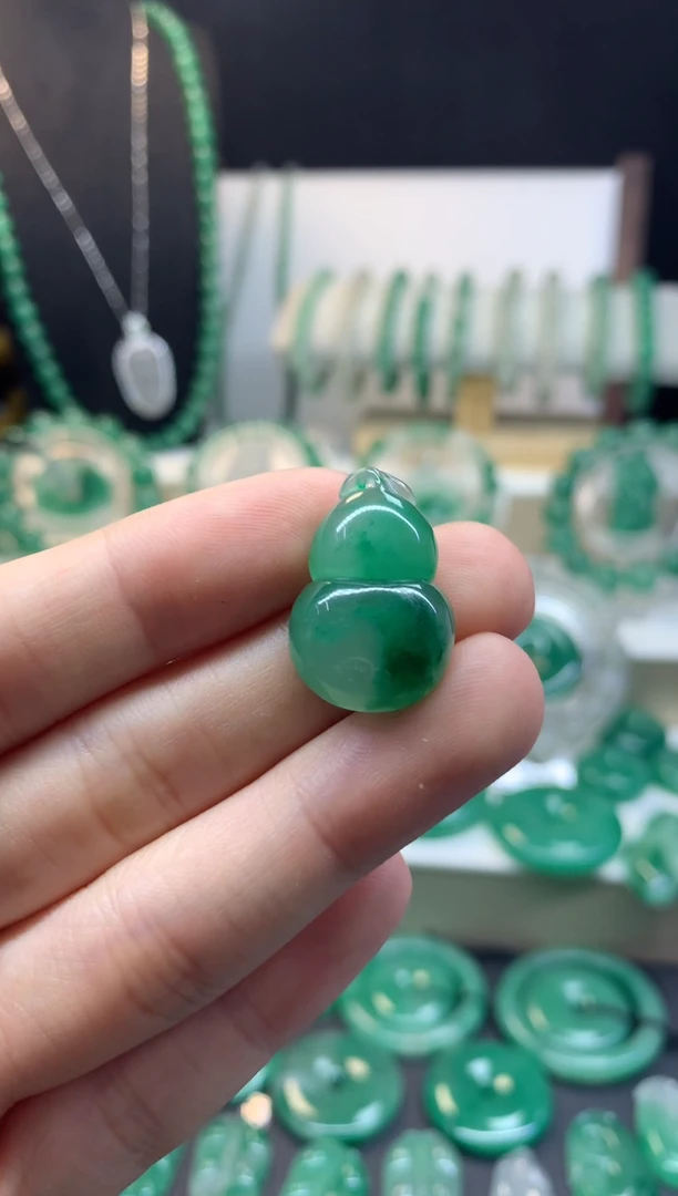 吊坠(不含链)未镶嵌石英质玉（非洲翠）飘花葫芦