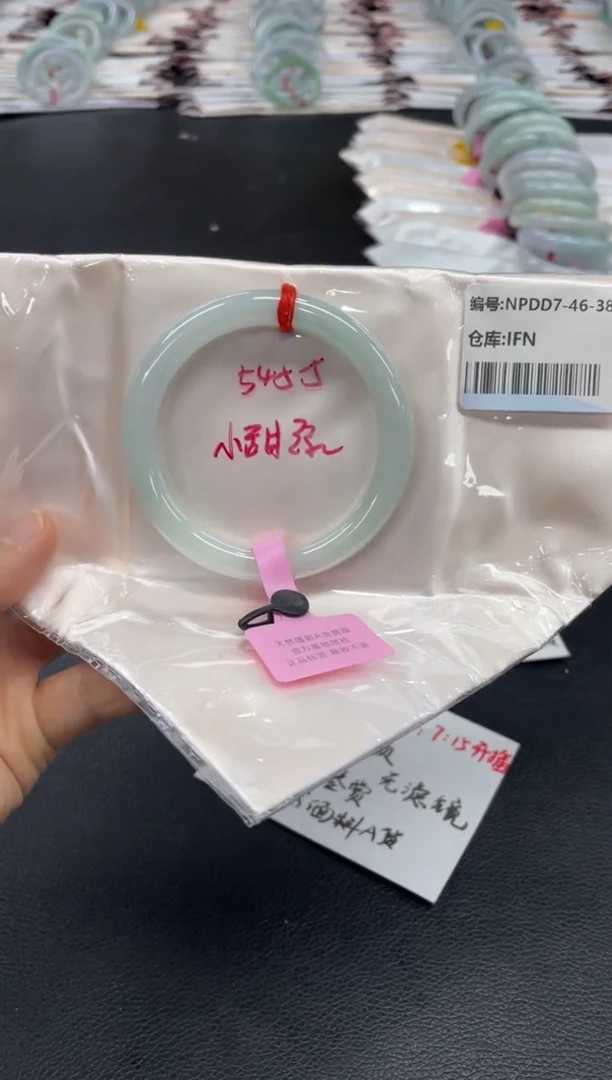 翡翠手镯未镶嵌翡翠手镯