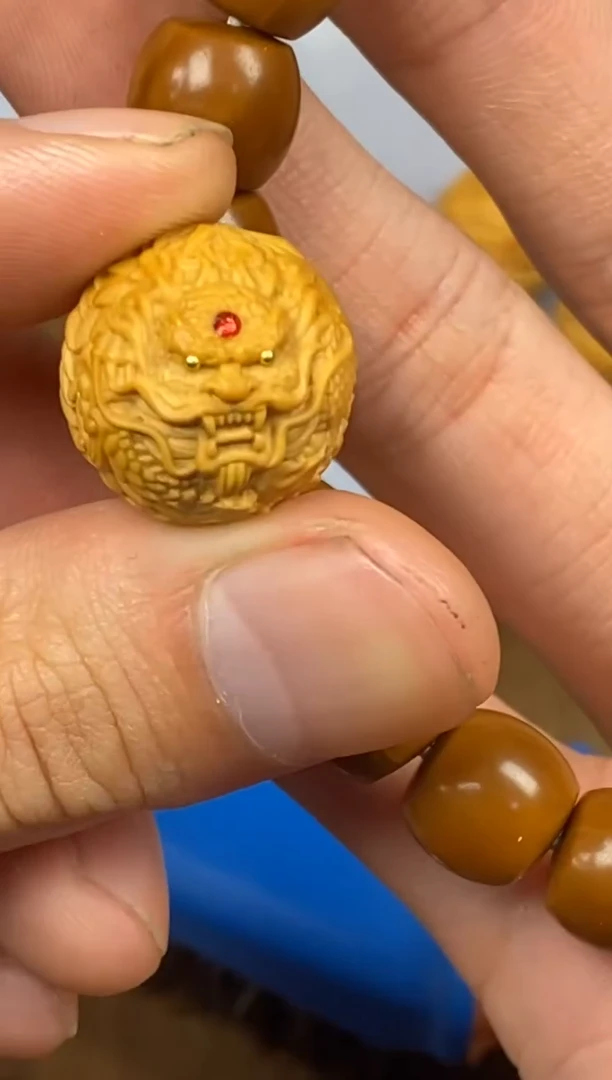 猴头核桃吊坠龙鳞珠 红色